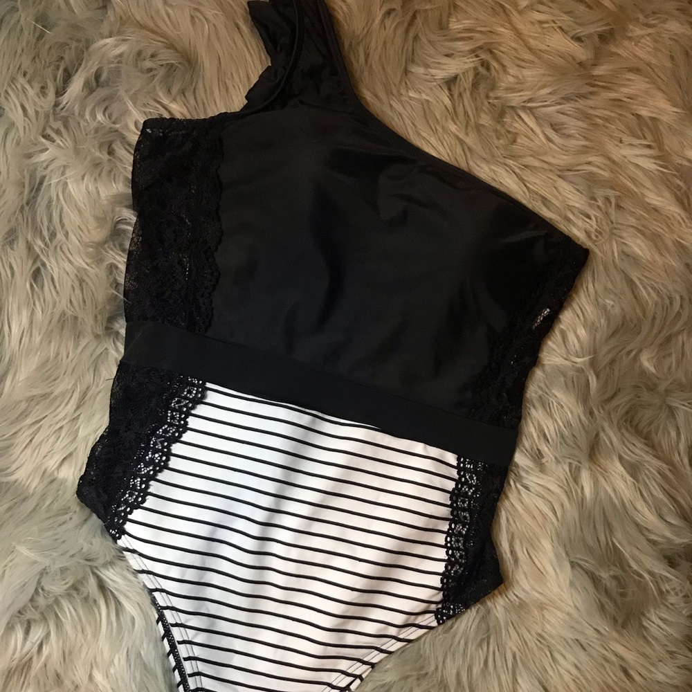 Pinkyswim black & white one piece suit